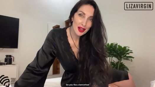 Госпожа показывает прелести и ведет грязные разговоры