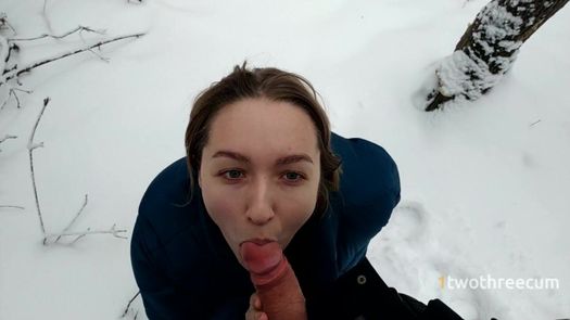 Русская красотка сосет член в зимнем лесу