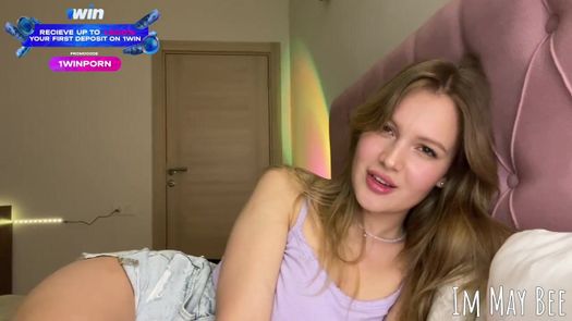 Улыбчивая телочка фантазирует о члене и имитирует оргазм